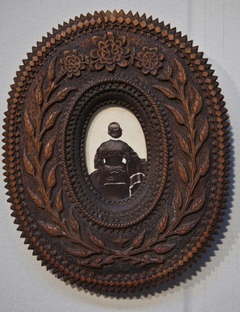 Mourning photograph in a  carved oval wooden frame. Ames Gallery Hobo Art, Photo Of A Woman, Tramp Art, American Folk Art, Arte Popular, Outsider Art, Memento Mori, Art Furniture, Carved Wood