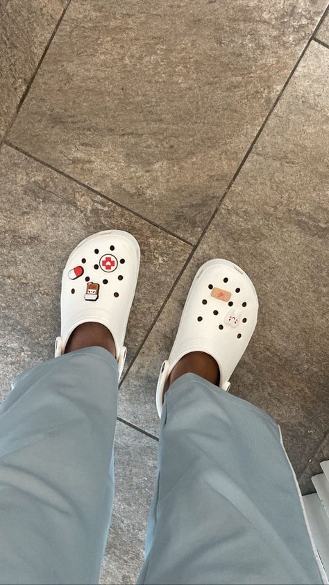 Nursing Crocs, Doctor Shoes, Crocs Aesthetic, White Crocs, Cute Birthday Pictures, Class Outfit, Medical School Motivation, Medical School Inspiration