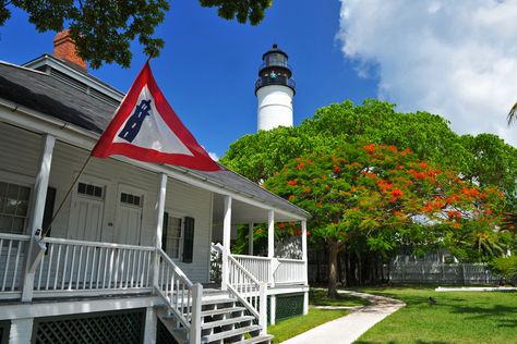 Learn about the Key West Lighthouse with our complete information guide featuring historical facts, interactive map, pictures, and things to do nearby. Key West Lighthouse, Key West Style, Map Pictures, White Picket Fence, Vacation Usa, Water Adventure, Into The Unknown, Historical Facts, West Indies