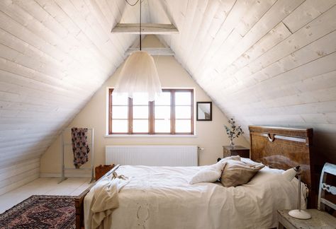 Low Ceiling Attic Bedroom, Small Loft Bedroom, Slanted Ceiling Bedroom, Small Attic Bedroom, Small Attic Room, Attic Room Ideas, Bedroom Decorating Tips, Attic Bedroom Designs, Stylish Bedroom Design