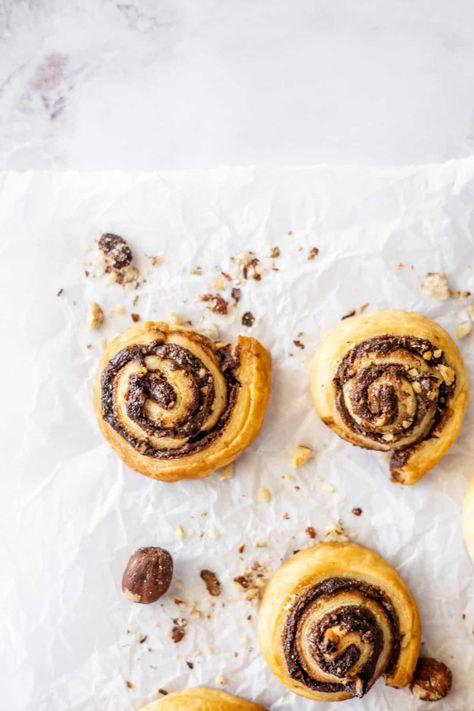 Nutella Pinwheels Nutella Pinwheels, Nutella Puff Pastry, Puff Pastry Pinwheels, How To Make Nutella, Chocolate Puff, Hazelnut Milk, Quick Treats, Nutella Brownies, Nutella Spread