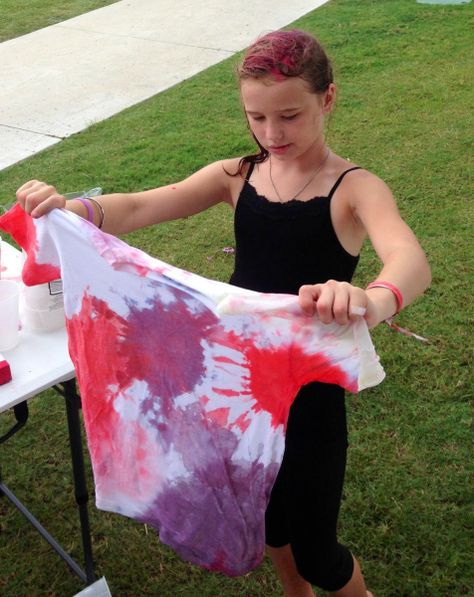 Homemade Tie Dye, Clothes Dye, Tye Dye Shirt, The Dye, Birthday Activities, How To Tie Dye, Tie Dye Techniques, Kids Focus, Tie Dye Shirts