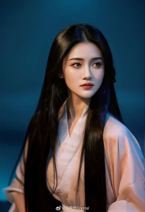 C Drama Hairstyles, Chinese Woman Aesthetic, Chinese Woman Traditional, Geisha Aesthetic, Chinese Witch, Chinese Female, Medieval Japan, Chinese Fancy Dress, Traditional Asian Dress