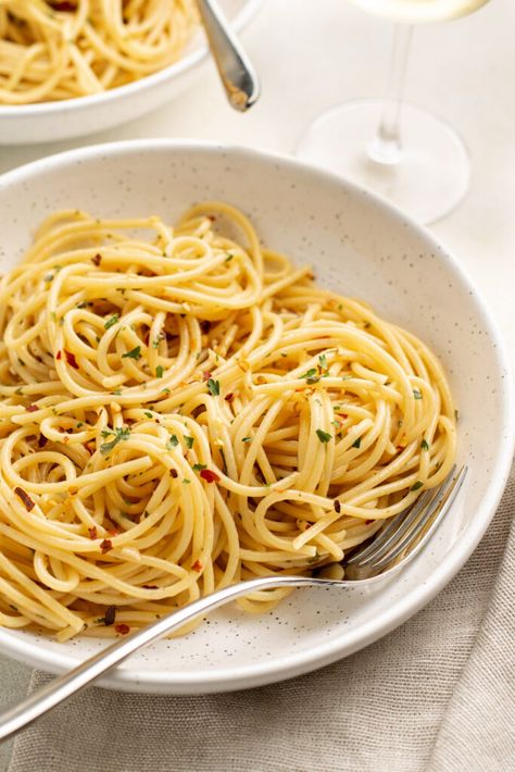 Spaghetti Aglio Olio e Peperoncino - Olivia's Kitchen 10 Minute Dinner, Pasta Aglio E Olio, Spaghetti Aglio Olio, Eggplant Pasta, Italian Diet, Spaghetti Aglio, Light Sauce, Simple Pasta, How To Make Spaghetti