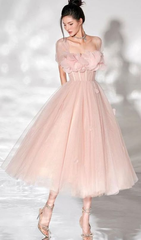 Pink Reception Dress, Gaun Tulle, Beautiful Gown Designs, Tulle Dress Short, Tulle Pink, Simple Gowns, Gowns Dresses Elegant, Perfectly Timed Photos, Fancy Dresses Long