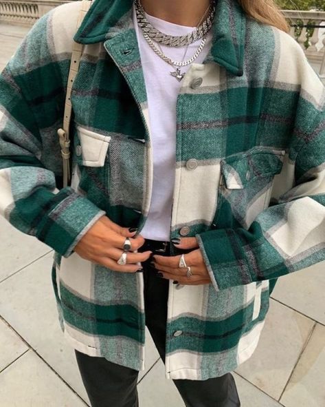 15 Outfits en donde el verde es el protagonista 💚 Borg Jacket, Mode Inspo, Casual Winter Outfits, 가을 패션, Fall Jackets, Looks Style, Mode Inspiration, Looks Vintage, Fall Winter Outfits