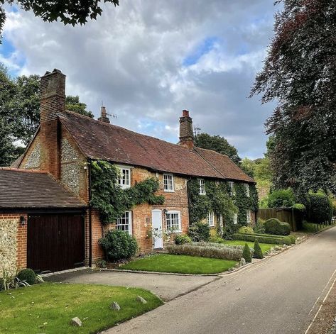 Great Missenden, Pretty Houses, English Village, Countryside House, Village Life, Pretty House, Travel Guide, Cottage, Cabin