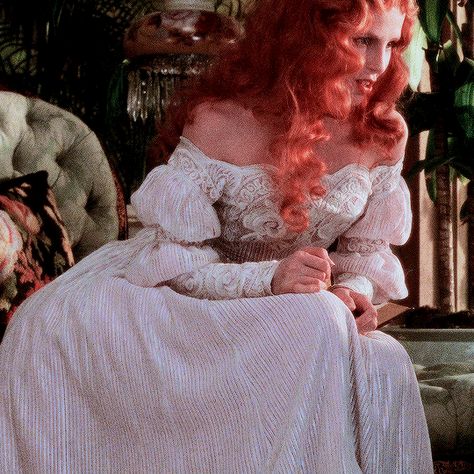 BRAM STOKER’S DRACULA costumes appreciation: ― Lucy Westenra’s lace dress (costume design by Eiko Ishioka) Bram Stoker's Dracula Lucy, Lucy Westenra, Dracula 1992, Sadie Frost, Eiko Ishioka, Dracula Costume, Goth Fits, Vampire Bride, Bram Stoker's Dracula