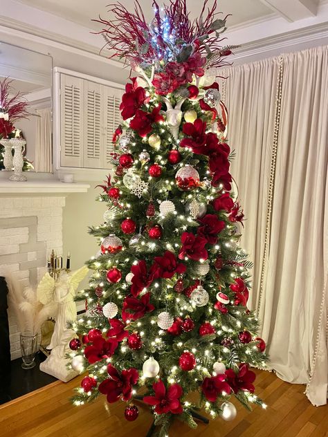 Red Floral Christmas Tree, Christmas Tree Ideas Gold And Red, Christmas Tree Ideas Red And White, Christmas Trees Red And White, Christmas Tree Red And White, Red White Christmas Tree, Red Magnolia, Elegant Christmas Tree Decorations, Floral Christmas Tree