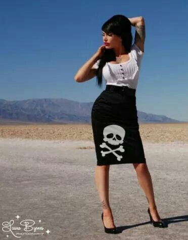 Rockabilly Looks, Satin Pencil Skirt, Pin Up Looks, Rockabilly Girl, Rockabilly Pinup, Rockabilly Outfits, Pin Up Outfits, Skull Clothing, Clothes Black