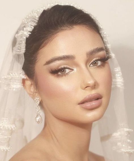 Vintage Glam Bridal Makeup, Classic Hairstyles Women Wedding, Bridal Makeup Ethereal, Vintage Bridal Nails, Old Hollywood Glamour Wedding Makeup, Ethereal Glam Makeup, Bridal Makeup Aesthetic, Vintage Glam Wedding Makeup, Bridal Makeup Vintage