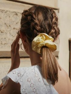 Hair In A Ponytail, A Ponytail, Peinados Fáciles Para Cabello Corto, Work Hairstyles, Bohol, Penteado Cabelo Curto, Good Hair Day, Hair Dos, Scrunchie Hairstyles