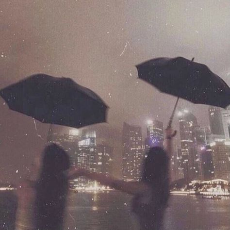 rain umbrella night luxe aesthetic city building skyscraper lights water palette girl friends dark brown black night life ———————————————————————————— (not my picture <3) #aesthetic #night #friends Rainy Vibes, Comfort Space, Light Grunge, Rain Pictures, Rainy Day Aesthetic, I Love Rain, Night Rain, Fotografi Vintage, Mazzy Star