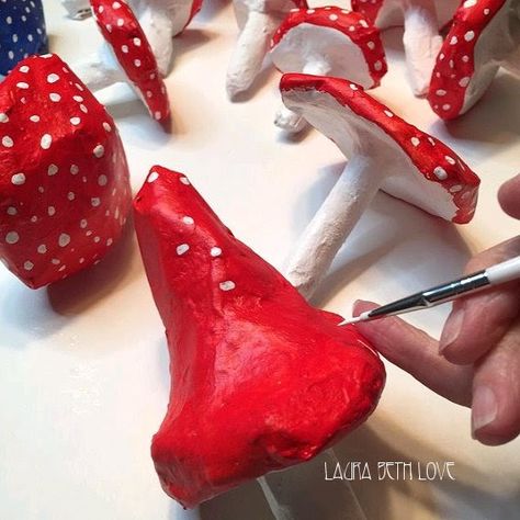 How to make paper mache mushrooms. Paper Mache Toadstools, How To Do Paper Mache Diy, Mushroom Hat Diy Paper Mache, Paper Mache Gnome, Diy Paper Mache Mushrooms, How To Paint Paper Mache, Papier Mache Mushroom, Paper Mache Garland, Paper Mache Christmas Ornaments Diy