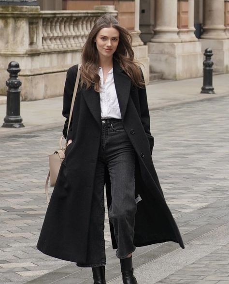 Womens Black Trench Coat Outfits, Black Long Coat Outfit Women Winter, Long Black Winter Coat Outfit, Black Trench Coat Winter Outfit, Black Dress Coat Outfit, How To Style Black Coat, How To Style A Black Coat, Oversized Black Coat Outfit, Kaban Outfit