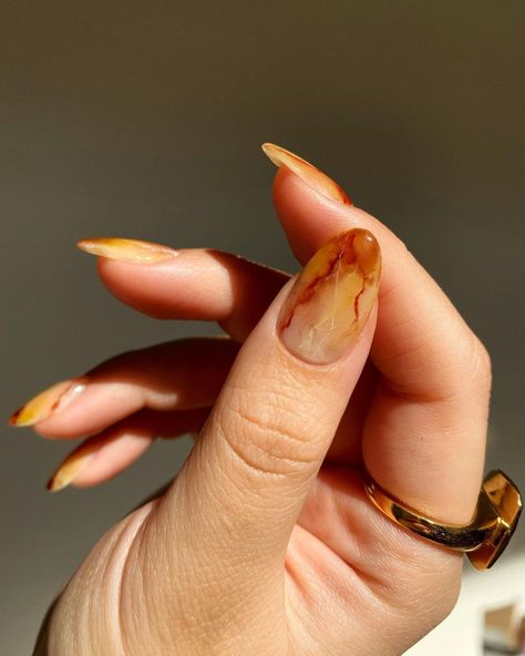 Amber Nails Design, Amber Nails, Gemstone Nails, Nail Design Glitter, Quartz Nails, Quartz Nail, Trendy Nail Art, Marble Nails, Minimalist Nails