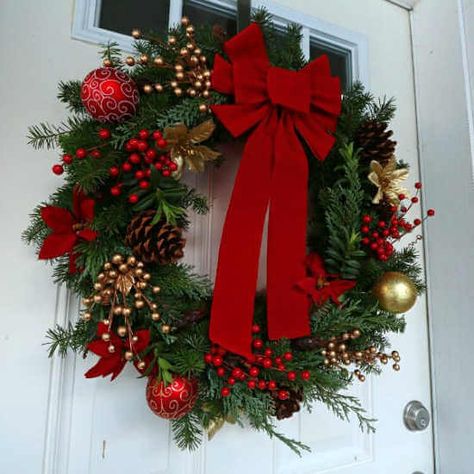 Make your home festive with these easy Christmas wreath decorating ideas. Find 15 DIY Christmas wreath ideas sure to make your home festive for Christmas. Homemade Christmas Wreaths, Outdoor Christmas Wreaths, Cheap Christmas Diy, Christmas Wreaths Diy Easy, Easy Christmas Wreaths, Wreaths Ideas, Christmas Ornament Wreath, Christmas Door Wreaths, Diy Outdoor Decor