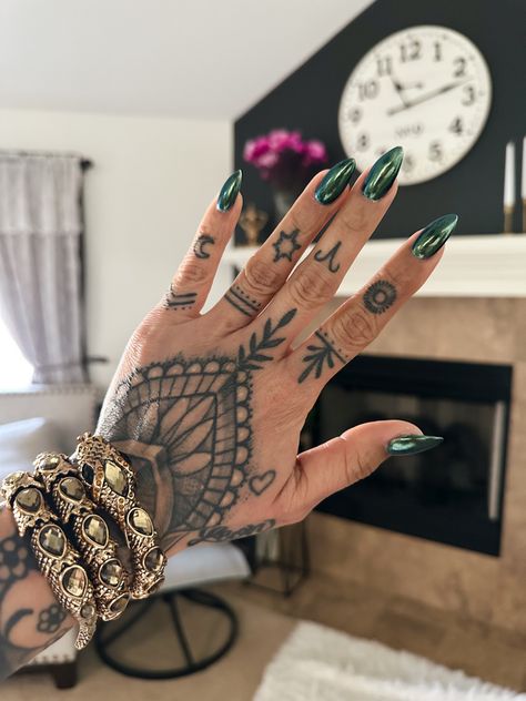 Nails Opposite Hands, Nails With Tattoos, Alt Nail Ideas, Tattoo Nail Art, Rodeo Nails, Estilo Kim Kardashian, Nail Tattoos, Nails Tattoo, Small Finger Tattoos