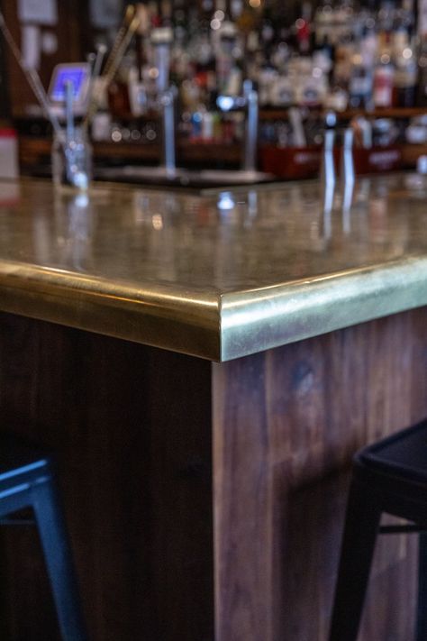 Brass Kitchen Countertop, Black Bar Top Countertops, Brass Countertop Bar, Commercial Bar Top Ideas, Brass Countertop Kitchen, Metal Bar Counter Design, Brass Bar Top, Metal Countertops Kitchen, Speakeasy Furniture