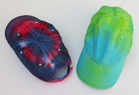 How to tie-dye a baseball cap. Tie Dye Patterns Diy, Dance Camp, Tie Dye Hat, Tie Dye Crafts, How To Tie Dye, Tie Dye Techniques, Bleach Tie Dye, Tie Dye Diy, Diy Hat