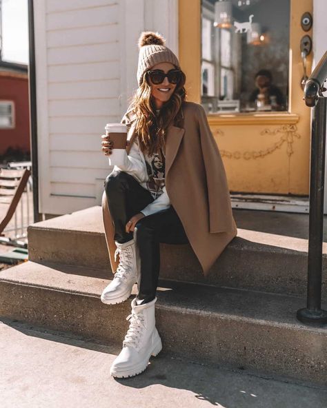 White Combat Boots Outfit, Monochrome Outfit Ideas, Casual Outfit Ideas For Women, Outfits Leggins, Combat Boot Outfit, White Boots Outfit, Karina Style, White Combat Boots, Ideas De Outfits