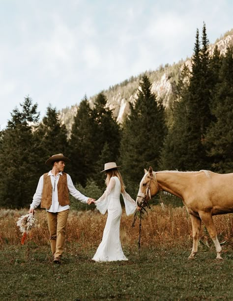 Earth Tone Elopement with Horses in Colorado // Jessica Luann Photo - Your western boho elopement with earthy tones is all about celebrating your love in a way that’s true to you. See more western wedding dress, western elopement groom, boho elopement flowers, and mountain elopement locations. Book Jessica for your Colorado elopement photos or boho elopement at jessicaluannphoto.com! Western Wedding With Horses, Jackson Hole Elopement, Western Elopement Photoshoot, Wedding Photos With Horses, Horse Elopement, Az Photoshoot, Mountain Elopement Dress, Couple With Horse, Boho Wedding Couple