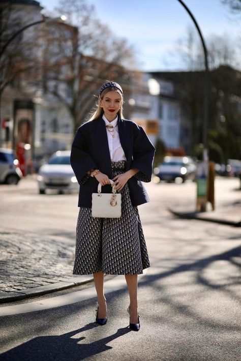 Dior Looks Street Styles, Lady Dior Bag Outfit Casual, Dior Skirt Outfit, Dior Outfits Street Styles, Lady Dior Outfit, Lady Dior Bag Outfit, Christian Dior Outfits, Dior Catwalk, Dior Bag Outfit