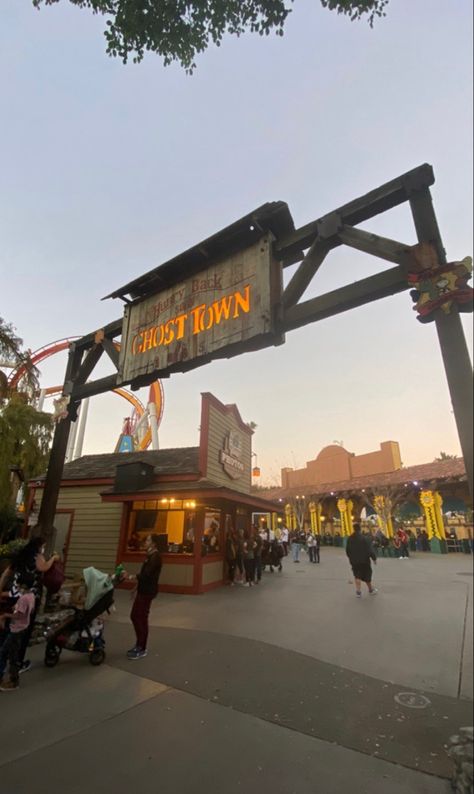 Coaster Aesthetic, Haunted Maze, Scary Farm, Knotts Berry Farm, Buena Park, Berry Farm, Sophomore Year, Ghost Town, Halloween Event