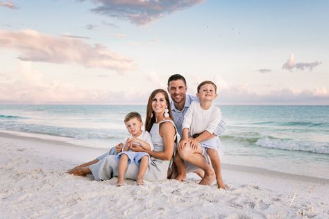 Family Beach Pictures Family Of 4, Beach Family Of 5 Photos, Beach Pictures Family Of Four, Family Of Four Beach Photos, Beach Photoshoot Ideas Family Of 4, Beach Family Of 4 Photos, Family Photos At Beach, Family Of Four Beach Pictures, Beach Family Photo Poses