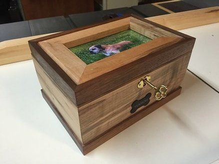 Dog Urns Urn Boxes For Ashes Diy, Diy Wooden Urns For Ashes, Dog Ashes, Cremation Boxes, Diy Pet Bed, Dogs Diy Projects, Pet Cremation Urns, Dog Urns, Wood Urn