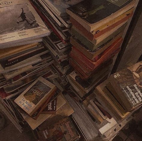 Patrick Watson, Chaotic Academia, Pile Of Books, Fotografi Vintage, Mia 3, Dark Academia Aesthetic, Find Peace, Academia Aesthetic, Beige Aesthetic