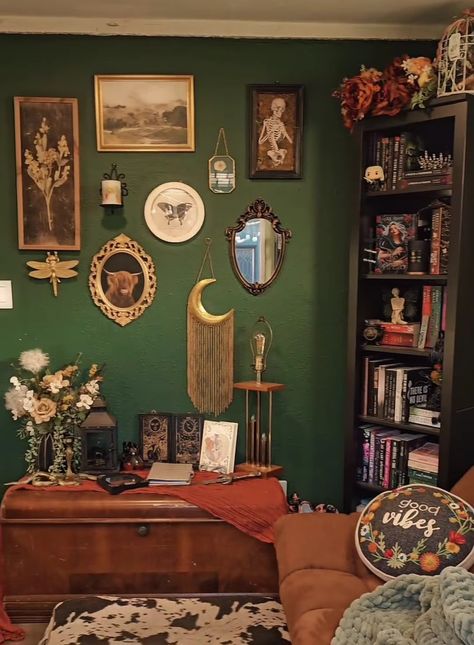 Green And Gold Aesthetic Bedroom, Dnd Living Room, Fairytale Living Room, Green Boho Living Room, Domestic Aesthetic, Goth Living Room, Cool House Decor, Apartment Room Ideas, Forest Home Decor