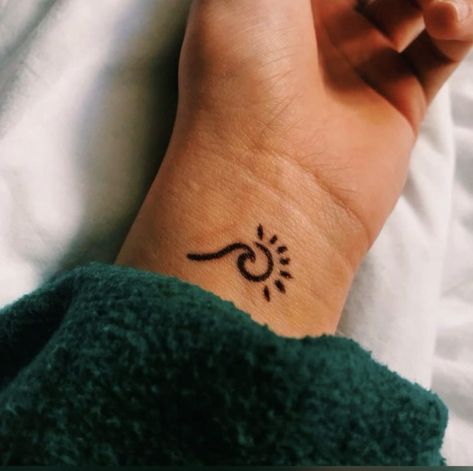 Wave Henna Designs, Small Cute Henna Designs, Cute Summer Henna Tattoos, Simple Summer Henna Designs, Simple Henna Designs Wrist, Cute Summer Henna Designs, Cute Henna Ideas Simple, Wave Henna Tattoo, Summer Henna Designs Easy