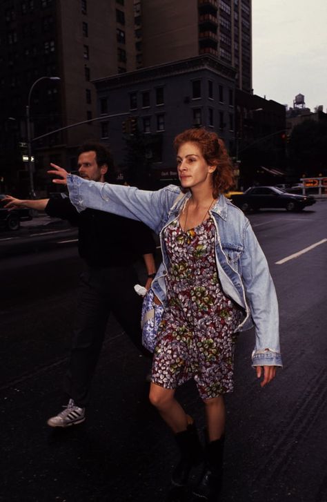 Looking like the quintessential '90s girl in a denim jacket layered over a floral dress while hailing a cab in NYC in 1991. 90s Floral Dress Outfits, Denim Jacket Over Dress, How To Style A Denim Jacket, 90s Nyc Fashion, Jean Jacket With Dress, 90s Carpet, Nyc 90s, Vintage Jackets 90s, 90s Girl Fashion