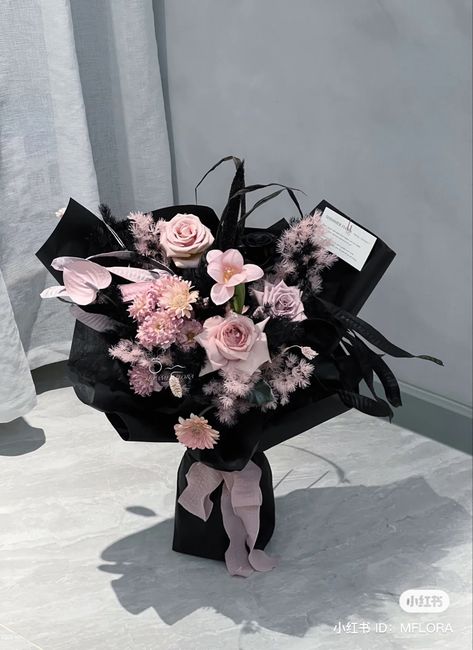 Bouquets Of Flowers Aesthetic, Gorgeous Bouquet Of Flowers, Pink Black Bouquet, Black Pink Bouquet, Dark Bouquet Of Flowers, Pink And Black Flower Bouquet, Black And Purple Flowers Bouquets, Bouquet Of Flowers Aesthetic Dark, Kuromi Flower Bouquet