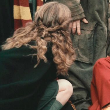 Hermione Granger Hair, Hermione Hair, Hermione Granger Outfits, Harry Potter Hairstyles, Hermione Granger Aesthetic, Harry Potter Icons, Music On Spotify, Images Harry Potter, Hogwarts Aesthetic