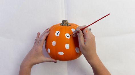 Kids Fingerprint Pumpkin Designs Fingerprint Pumpkin Painting, Thumb Print Pumpkin, Designs For Pumpkins, Fingerprint Pumpkin, Cute Pumpkin Decorating Ideas, Pumpkin Decorating Ideas For Kids, Hippie Costume Halloween, Craft Pumpkins, Pumpkin Decorating Ideas