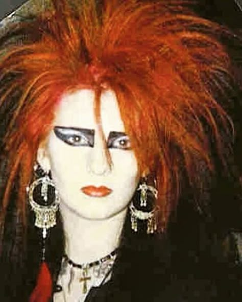 80 Punk Makeup, 80s Punk Makeup Eye, Punk 80s Hair, Red Hair Metalhead, 80s Punk Rock Makeup, Punk Makeup 70s, Makeup For Copper Hair, 70s Punk Hair, New Wave Makeup 80s