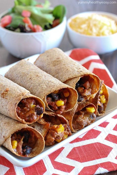 Need a light & easy dinner? Try this Skinny Baked Mexican Flautas Recipe! They're made lighter with a few ingredient swaps and are baked instead of fried. They are incredibly delicious! Whole Wheat tortillas filled with lean ground turkey, corn, black beans, refried beans, cheese, and lots of spices!! Super yummy dinner recipe! Light Easy Dinner, Mexican Flautas, Black Bean Taquitos, Flautas Recipe, Bean Taquitos, Healthy Weekly Meal Plan, Wheat Tortillas, Yummy Meals, Fat Loss Foods