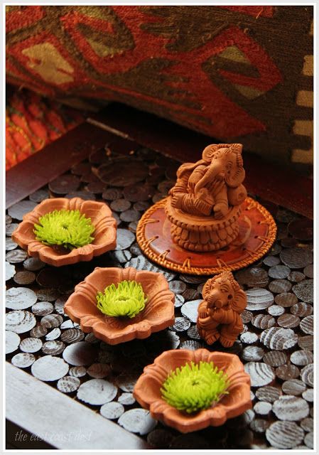 Diwali Decorations At Home, Housewarming Decorations, French Interior Design, Goddess Decor, Pooja Room Design, Ethnic Decor, Ethnic Home Decor, Indian Home, Indian Decor