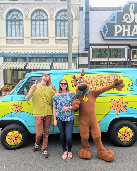 Universal Characters, Universal Studios Characters, Universal Photos, Velma Daphne, Scooby Doo Costumes, Hopi Hari, Sesame Place, The Mystery Machine, Orlando Trip