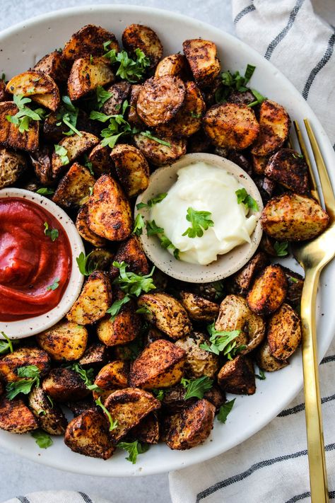 These crispy oven-roasted potatoes with chili and paprika are such an easy, healthy, and delicious side dish! All you need is 7 ingredients and about 30 minutes. Recipe is vegan and gluten-free. #potatoes #roastedpotatoes #sidedish #healthyrecipe #easyrecipe Vegetable Side Dish Recipes, Walder Wellness, Crispy Roasted Potatoes, Side Dishes For Salmon, Vegetable Side Dishes Healthy, Homemade Balsamic Vinaigrette, Canned Salmon, Roasted Beet Salad, Vegetable Side Dish