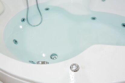 How to Clean Bathtub Jets So You Can Soak Without Stress | Hometalk Cleaning Jets In Bathtub Jacuzzi, Plastic Bathtub, Jacuzzi Bathtub, Jetted Bath Tubs, Clean Bathtub, Foaming Bath, Bath Gel, Hard Water Stains, Jacuzzi Tub