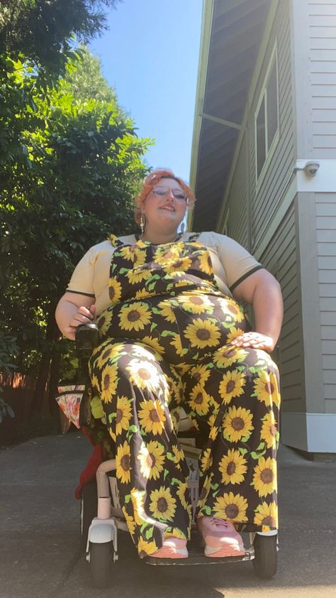 #wheelchair #wheelchairfashion #fatshion #fashion #summer #cuteoutfit Honors Student, Welcome To Summer, Wheelchair Fashion, Plus Size Posing, Wheelchair Women, Plus Size Inspiration, Inanimate Insanity, Sitting Poses, Mobility Aids