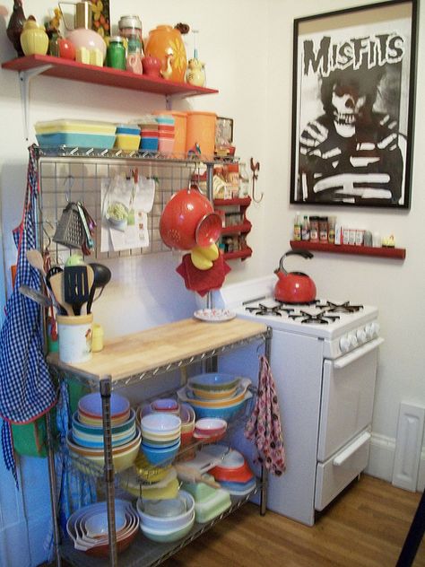 Pyrex kitchen, I love the way they look on the shelf! Kitchen Bakers Rack, Pyrex Kitchen, Baker's Rack, Cosy Kitchen, Pyrex Collection, Bakers Rack, Kitchen Organisation, Tiny House Movement, Home Building Design