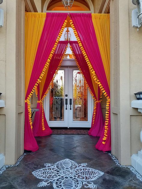 Simple Home Wedding Decor Indian, Home Entrance Decor Indian Wedding, Indian Wedding Drapes Decor, Simple Indian Decorations At Home, Indian House Decor Wedding, Entrance Decoration Ideas For Party, Indian House Wedding Decorations, Diwali Curtain Decor, Sangeet Decoration At Home Simple