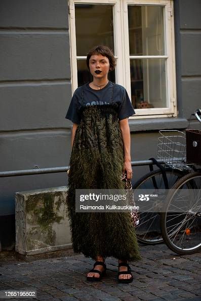 Long Dark Green Dress, Emma Fridsell, Dress With Feathers, Dark Green Dress, Danish Fashion, Copenhagen Fashion, Outfit Formulas, Copenhagen Style, Copenhagen Fashion Week