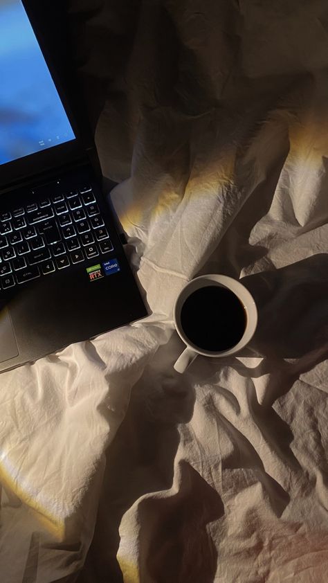 Coffee Night Aesthetic, Night Coffee Aesthetic, Night Shift Aesthetic, Coffee In Bed Aesthetic, Bedroom Aesthetic Cozy, Shinso Hitoshi, Working Night Shift, Moto Wallpapers, Work Aesthetic