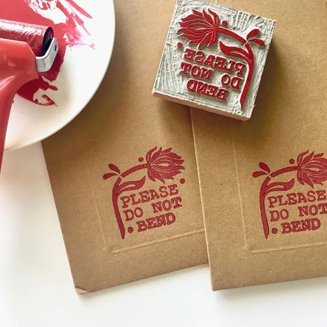 Denise Worron on Instagram: “‘Please do not bend’ stamps for on my packaging. Busy with the last things for my Etsy shop 😋✨  #linocut #lino #linocutprint #linostamp…” Hand Stamped Business Cards, Brand Stamp Packaging, Lino Print Gift Tags, Do Not Bend Stamp, Linocut Business Card, Linoleum Stamp Ideas, Linocut Packaging, Clay Branding, Stamp Linocut