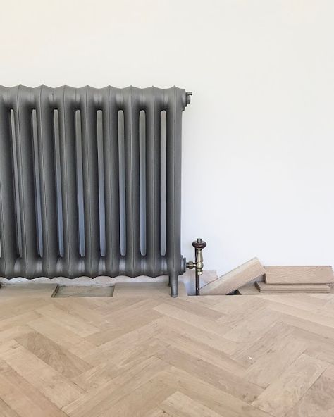 Interior Design Minimal, Old Radiators, Cast Iron Radiators, Underfloor Heating, Interior Spaces, Modern Vintage, Modern Interior, Old Fashioned, Cast Iron